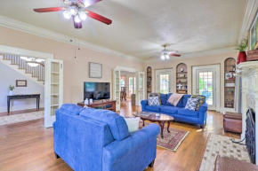 1920s Corsicana Home - Spacious Group Getaway!